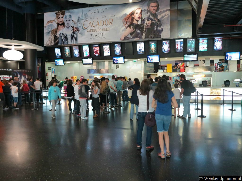 In alle winkelcentra in Lissabon is een grote bioscoop. In Portugal worden films net zoals bij ons in de orginele taal getoond.  Engelse films kun je dus wel volgen.Tip: Naar de bioscoop in Lissabon.